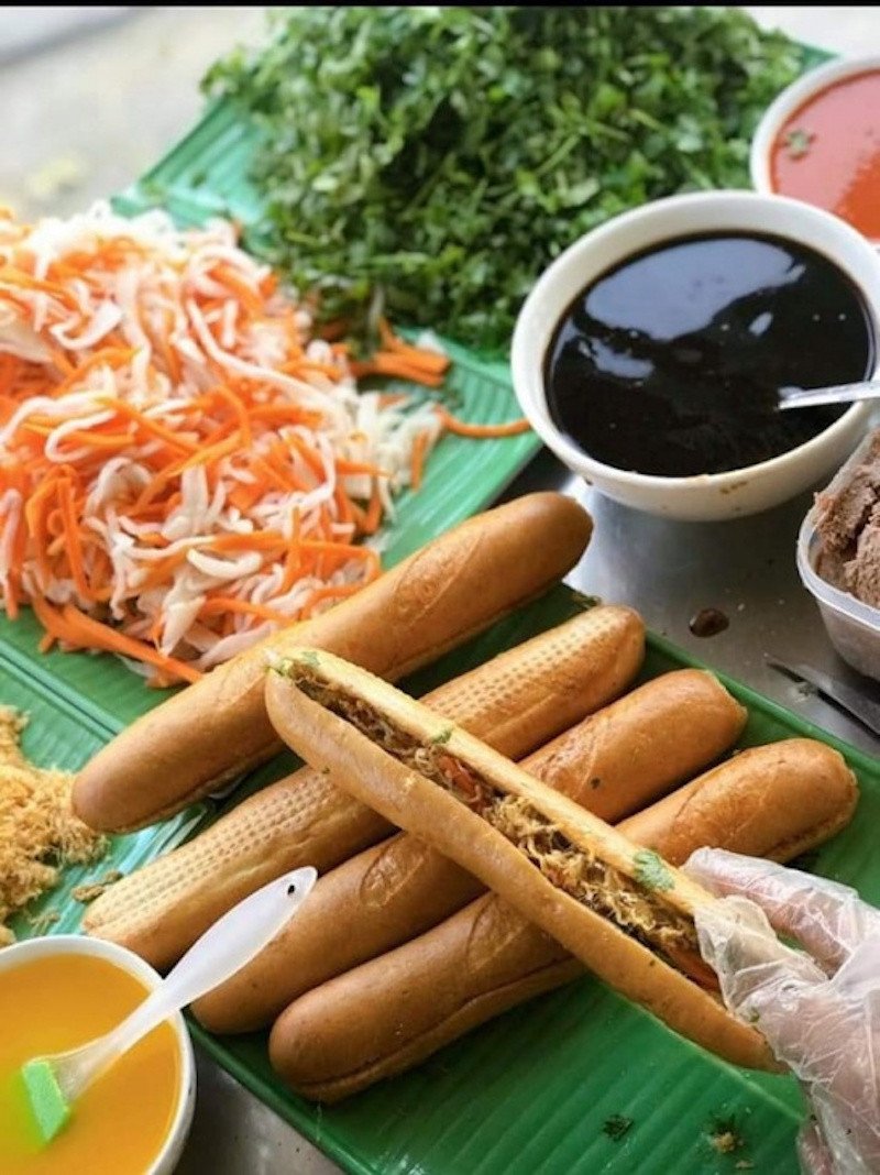 Hình ảnh cận cảnh chiếc bánh mì que Ba Duy Đà Nẵng với nhân đầy đặn, nóng giòn