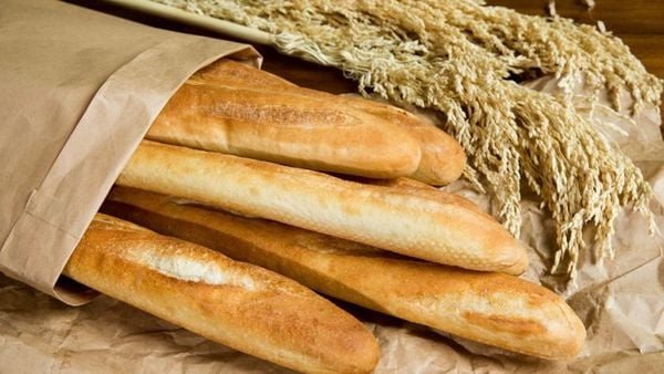Hình ảnh chiếc bánh baguette Pháp, tổ tiên của bánh mì Việt Nam, quan trọng khi tìm hiểu nguồn gốc