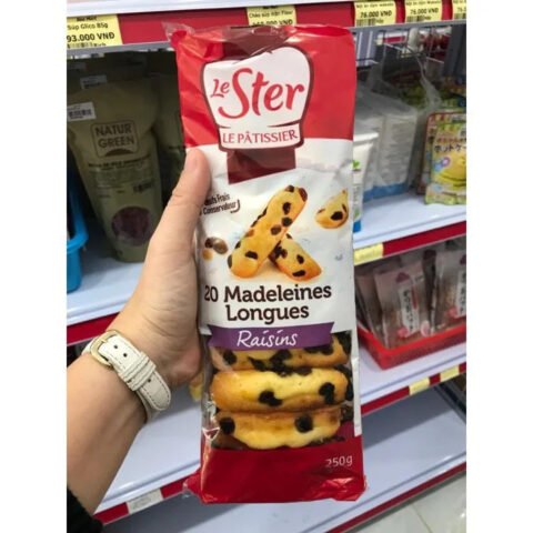 Hình ảnh chiếc bánh mì bông lan nho Le Ster Pháp mềm mịn với những hạt nho khô óng ánh