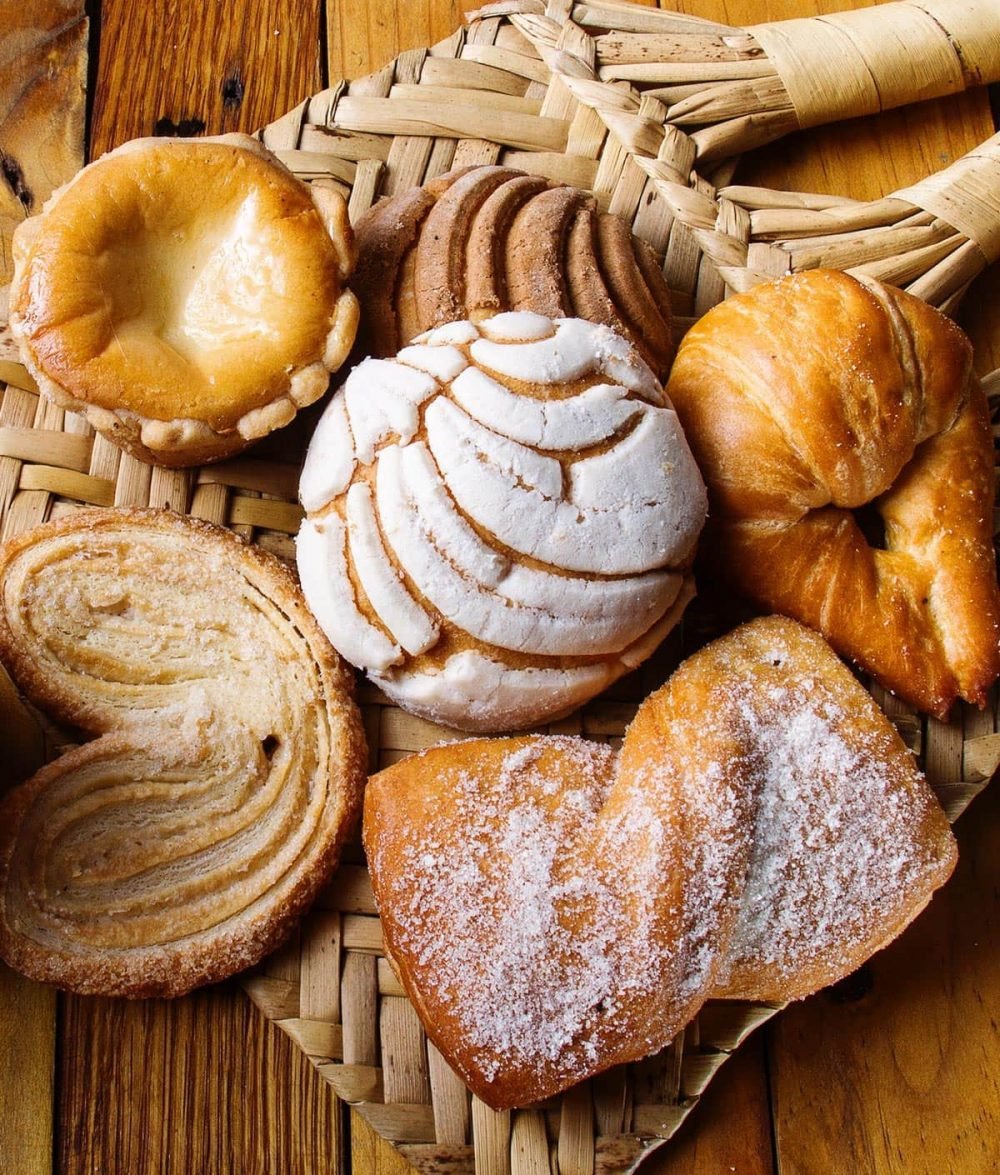 Hình ảnh chiếc bánh mì ngọt hấp dẫn, nhưng chứa nhiều đường và calo không mong muốn