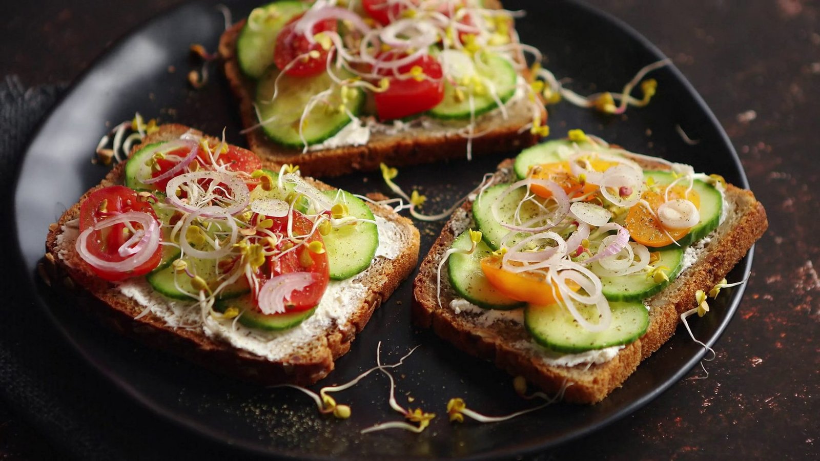 Hình ảnh chiếc bánh mì sandwich với nhiều lớp nhân, minh họa bữa ăn tiện lợi nhưng tiềm ẩn calo cao