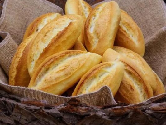 Hình ảnh chiếc bánh mì Việt Nam không nhân giòn rụm, tượng trưng cho nền ẩm thực đường phố Hà Nội.