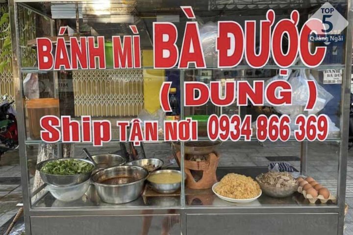 Hình ảnh chiếc bánh mì Việt Nam truyền thống với vỏ giòn và nhân đầy đặn