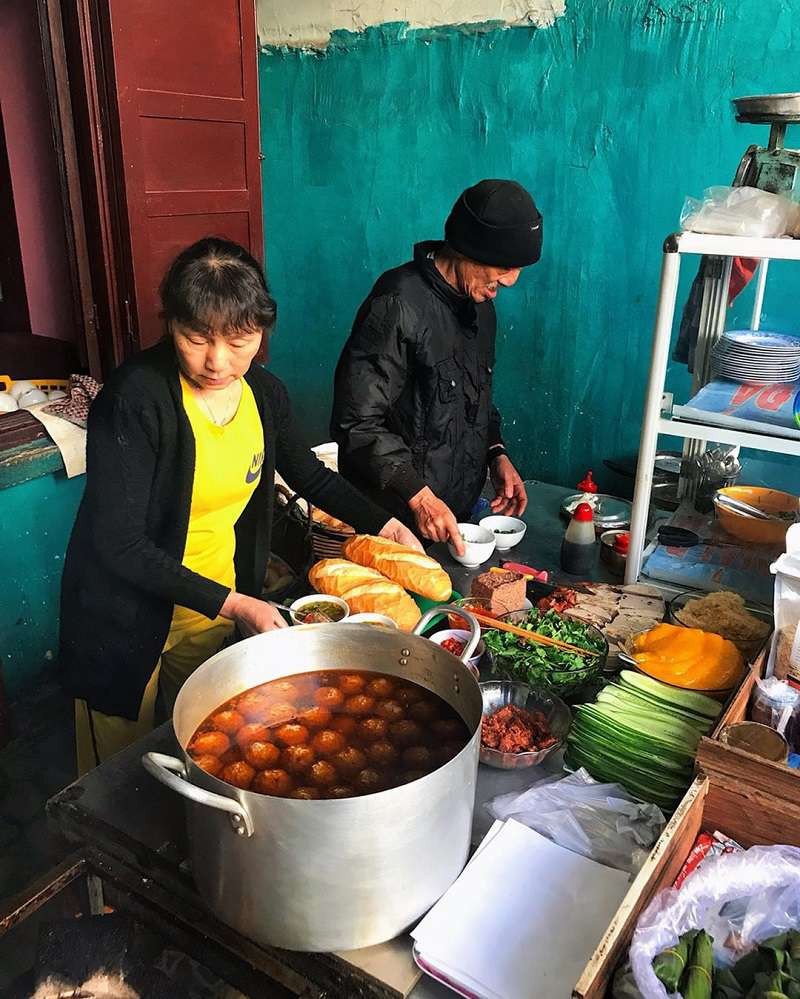 Hình ảnh cô chú chủ quán bánh mì xíu mại Cô Hồng đang phục vụ khách