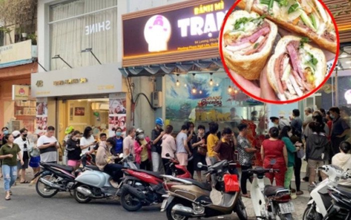 Hình ảnh của bánh mì trạng tại một cửa hàng truyền thống đông đúc