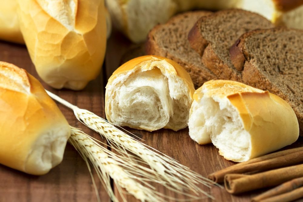 Hình ảnh lát bánh mì trắng tinh luyện, biểu tượng cho thực phẩm carbohydrate đơn giản