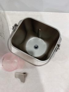 Hình ảnh máy làm bánh mì Panasonic nội địa Nhật với bảng điều khiển dễ sử dụng, minh họa các chức năng tự động.