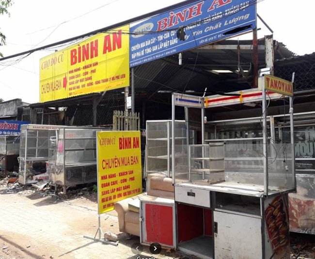 Hình ảnh một cửa hàng chuyên thanh lý xe bánh mì cũ và các loại xe đẩy bán hàng đã qua sử dụng, thu hút khách hàng.