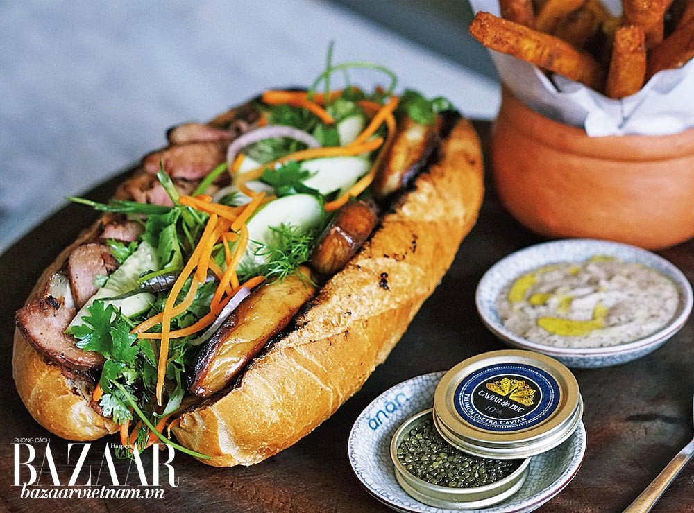 Hình ảnh một ổ bánh mì thịt Việt Nam đầy đặn, gợi ý về bữa ăn no bụng nhưng có thể giàu calo