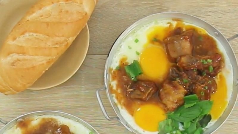 Hình ảnh một phần chảo bánh mì chảo sườn kho hấp dẫn, sẵn sàng thưởng thức.