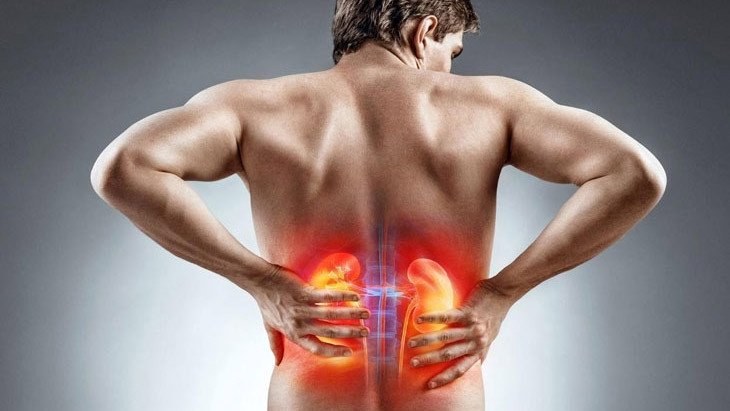 Hình ảnh người lớn tuổi đang uống thuốc, tượng trưng cho những đối tượng cần hạn chế ăn bánh mì bơ sữa vì lý do sức khỏe