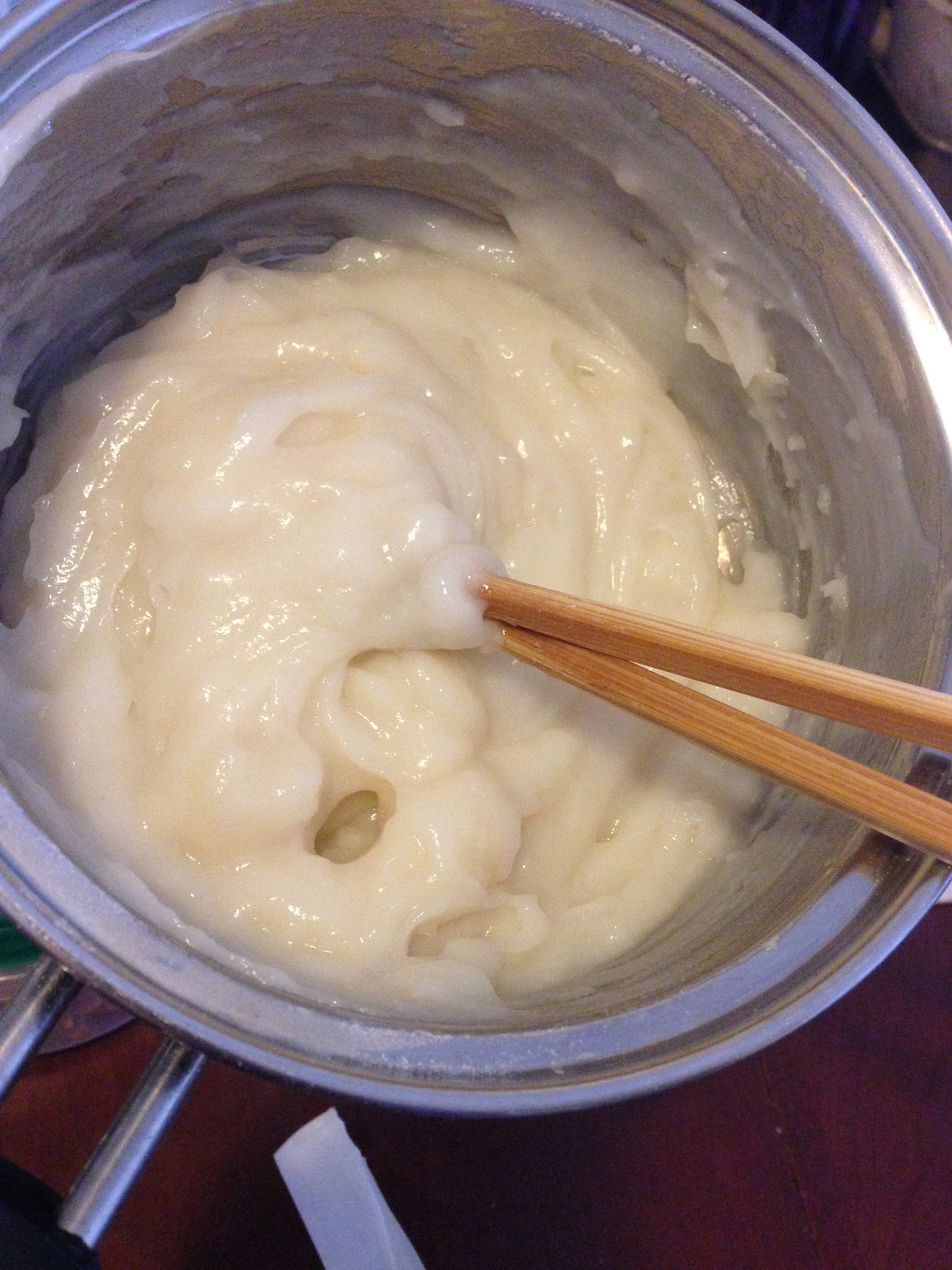 Hình ảnh những chiếc bánh mì ngọt đã nướng xong, vàng óng