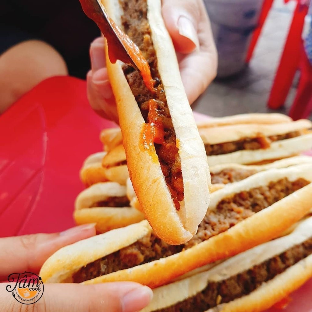 Hình ảnh những chiếc bánh mì que thon dài, vàng ươm chuẩn vị Hải Phòng