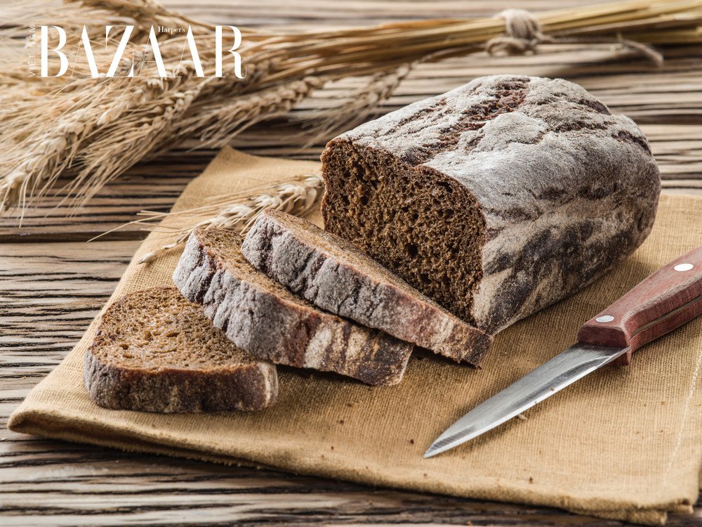 Hình ảnh những lát bánh mì nguyên cám màu nâu sẫm, tượng trưng cho lựa chọn lành mạnh
