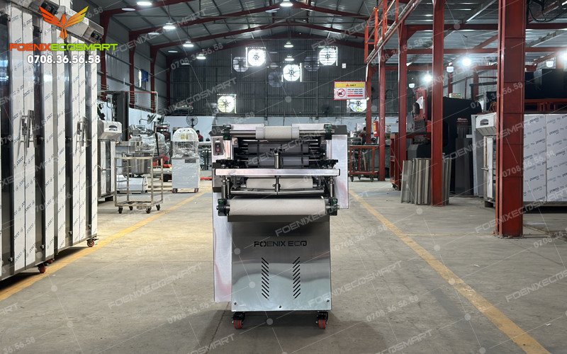 Hình ảnh thực tế của máy se bột bánh mì FOENIX ECO đang hoạt động