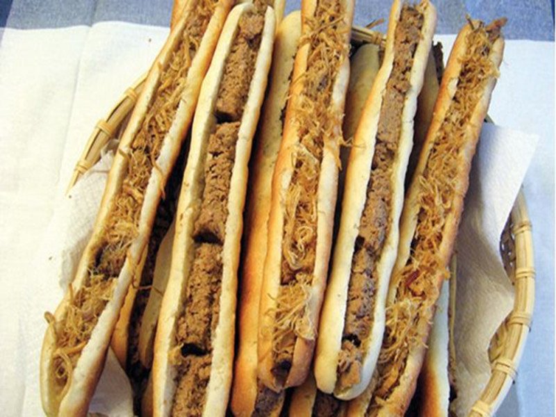 Hình ảnh tiệm bánh mì que Ông Cuông Hải Phòng luôn tấp nập khách, thể hiện sức hút của món bánh mì cay truyền thống được đánh giá cao.