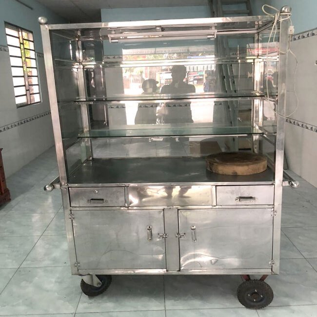 Hình ảnh xe đẩy bán hàng bị gỉ sét nghiêm trọng, minh họa tình trạng cần tránh