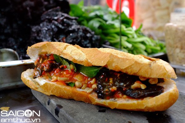 Hình ảnh xe đẩy bánh mì khô bò Phương Liên nổi tiếng tại Sài Gòn, điểm đến quen thuộc của giới sành ăn.