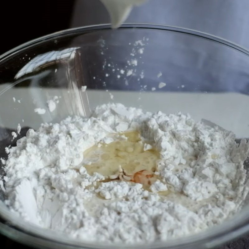 Hòa quyện nguyên liệu làm bánh mì khoai lang phô mai