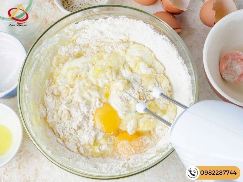 Hòa trộn các nguyên liệu làm bánh mì bơ sữa