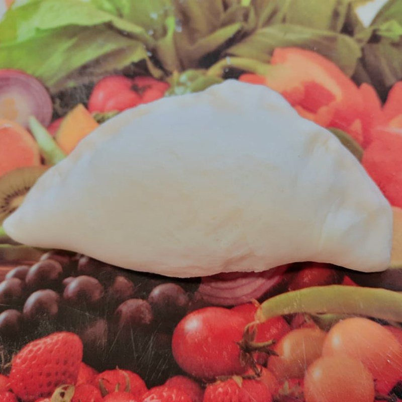 Hoàn tất công đoạn bọc nhân kem socola vào vỏ bánh mì