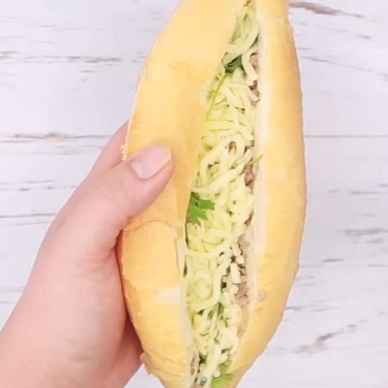 Hoàn thành khâu nhồi nhân bánh mì bò băm phô mai trước khi nướng