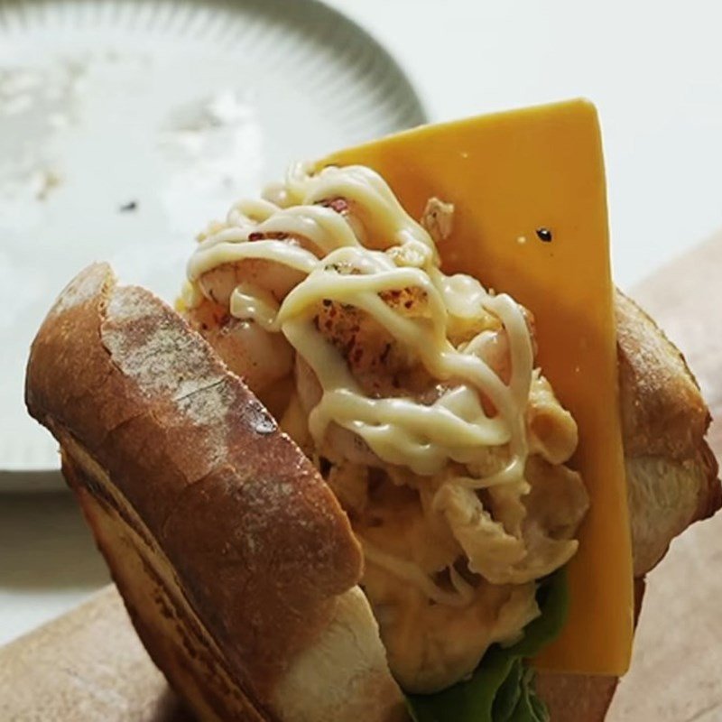 Hoàn thành món bánh mì kẹp trứng kiểu Hàn Quốc với nhiều nhân