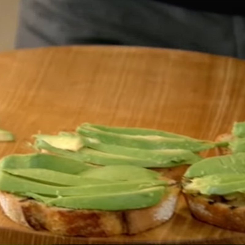 Hoàn thiện bánh mì với sốt bơ lát và gia vị thơm lừng