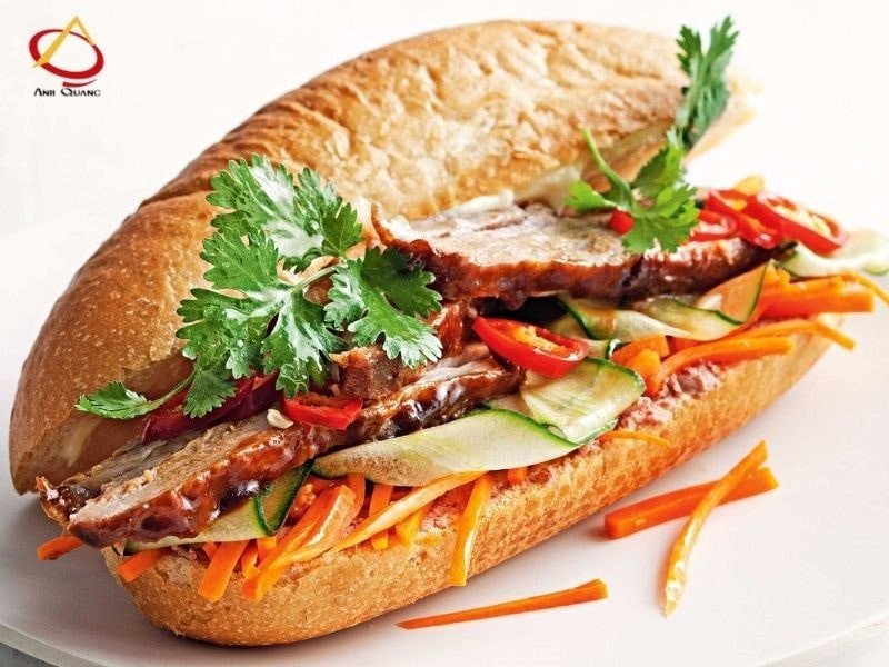 Hoàn thiện chiếc bánh mì kẹp thịt đầy đặn với nhân và rau thơm