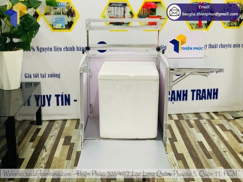 Hoạt động kinh doanh bánh mì trên xe máy tại khu vực đông dân cư