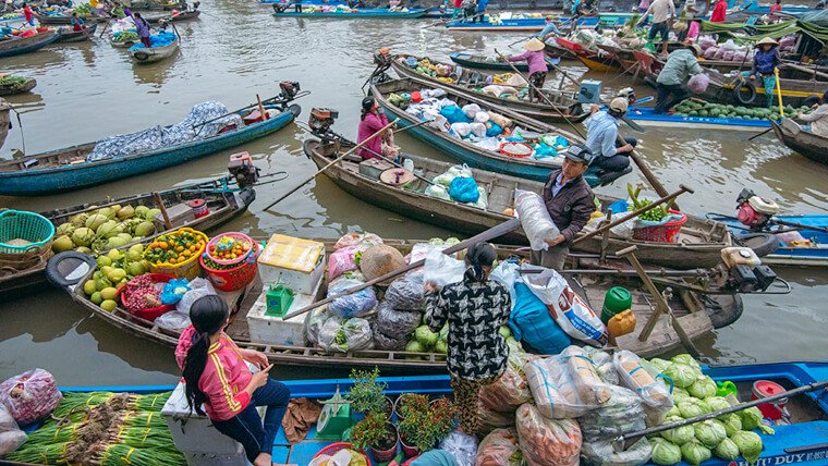 Hoạt động trên chợ nổi Long Xuyên sôi động dưới ánh nắng, thu hút du khách khám phá ẩm thực