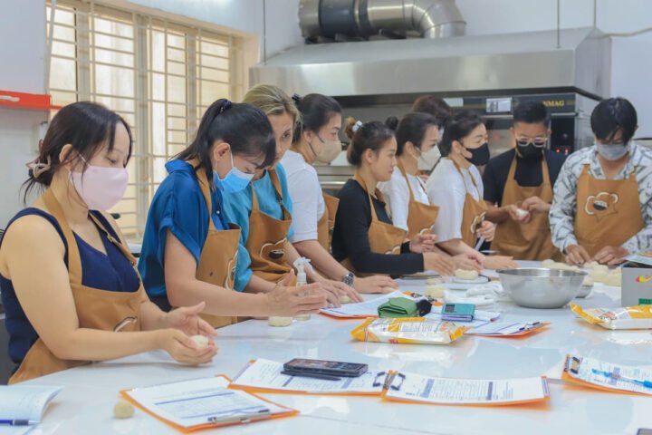 Học viên thực hành làm vỏ bánh mì Việt Nam trong khóa học bánh mì