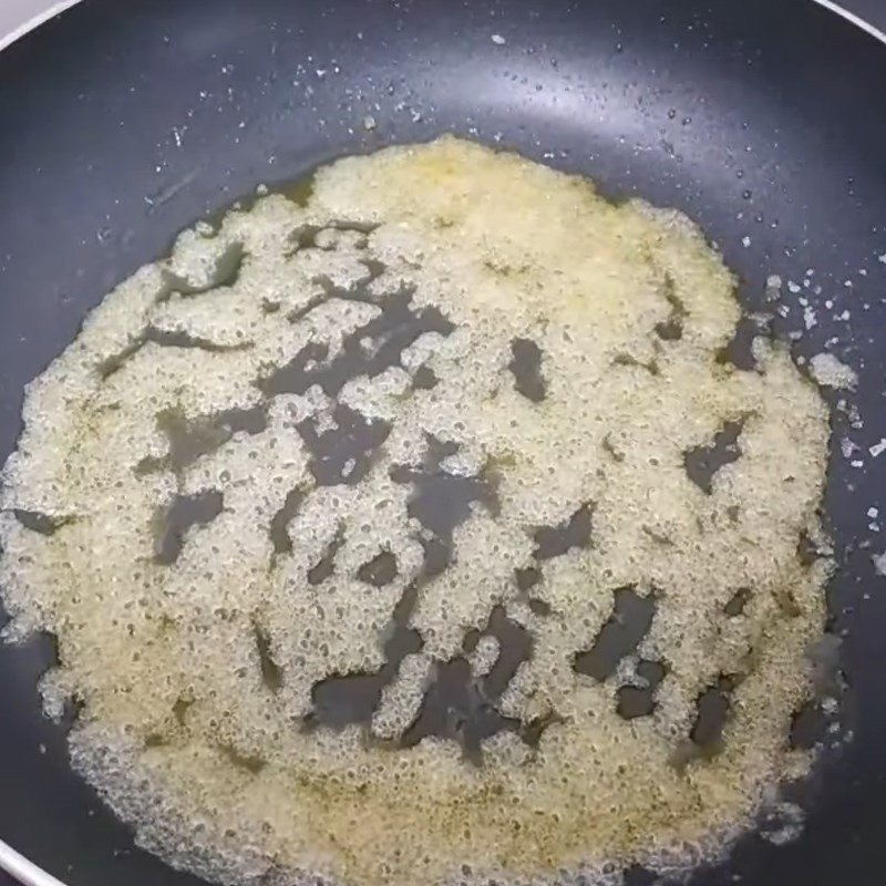 Hỗn hợp bơ thực vật và đường tan chảy trên bếp