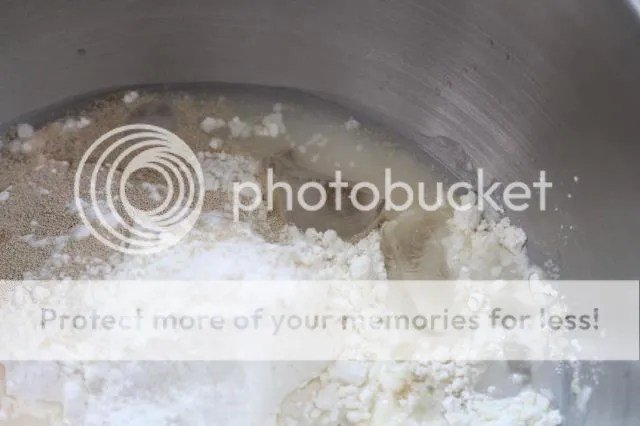 Hỗn hợp bột mì, men, muối, đường và phụ gia sẵn sàng để làm nên những 9 ổ bánh mì thơm ngon.