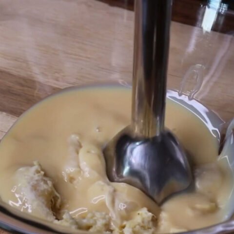 Hỗn hợp kem sầu riêng đã đánh bông mịn chuẩn bị đông lạnh