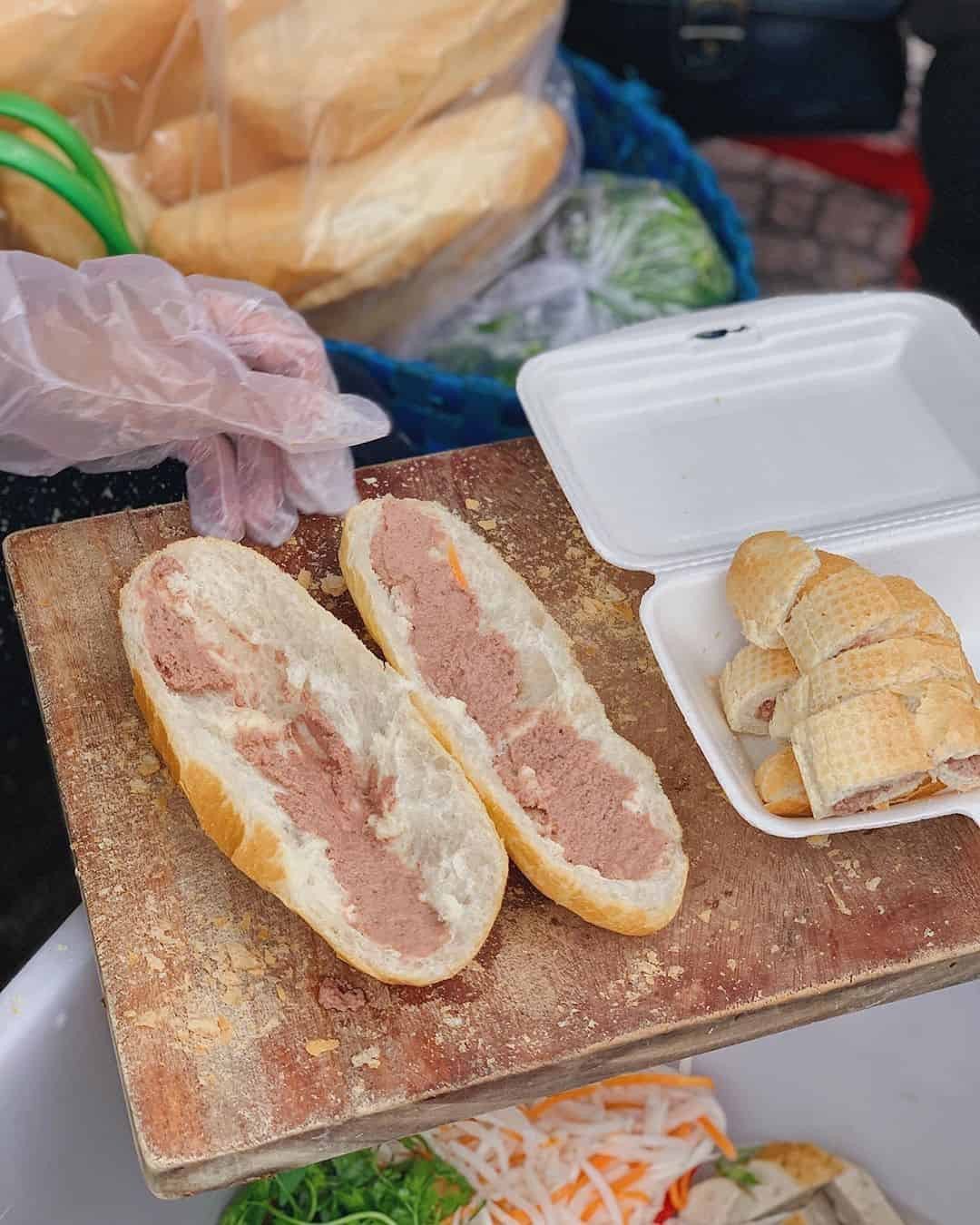 Hộp bánh mì cắt lát đầy ắp topping và sốt cay