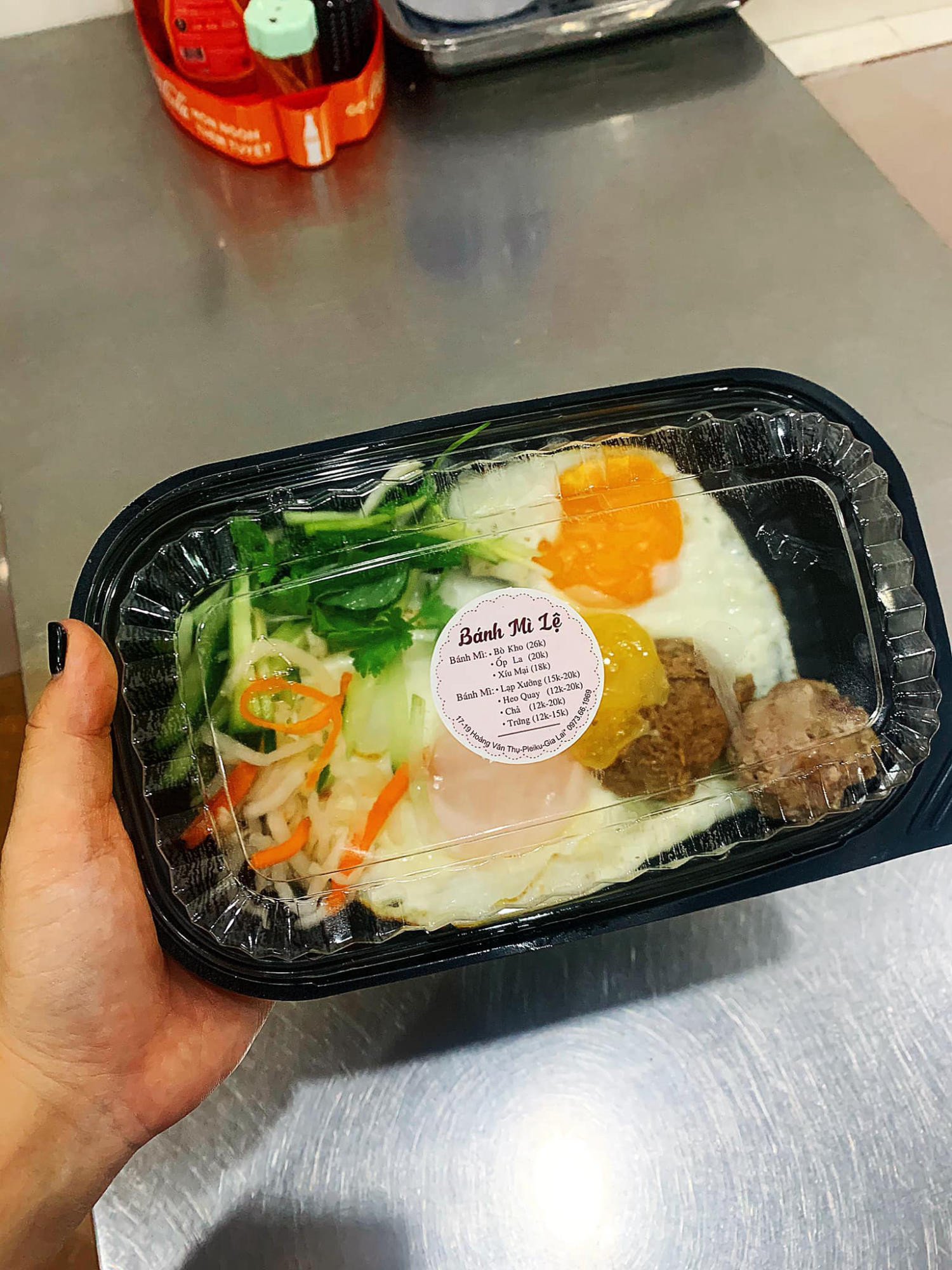 Hộp bánh mì mang đi được gói ghém cẩn thận từ Bánh mì Lệ