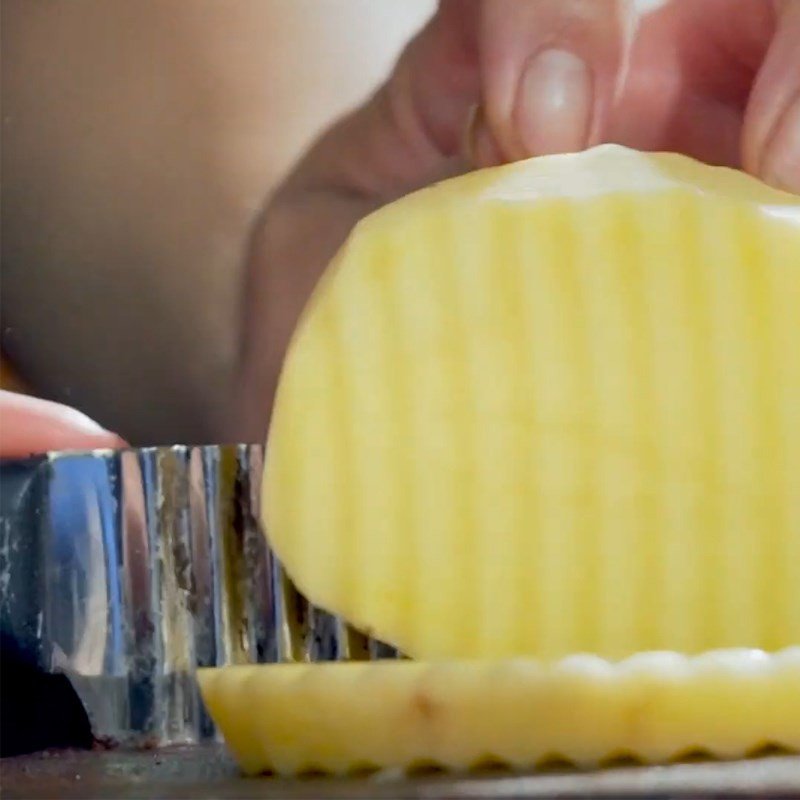 Hướng dẫn cắt sợi khoai tây đều đẹp cho món bánh mì