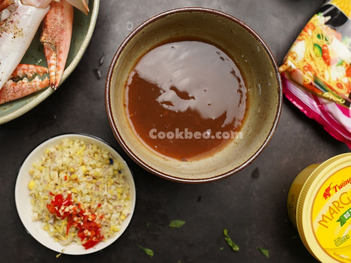 Hướng dẫn pha nước cốt me chua ngọt cho món ghẹ rang me chấm bánh mì