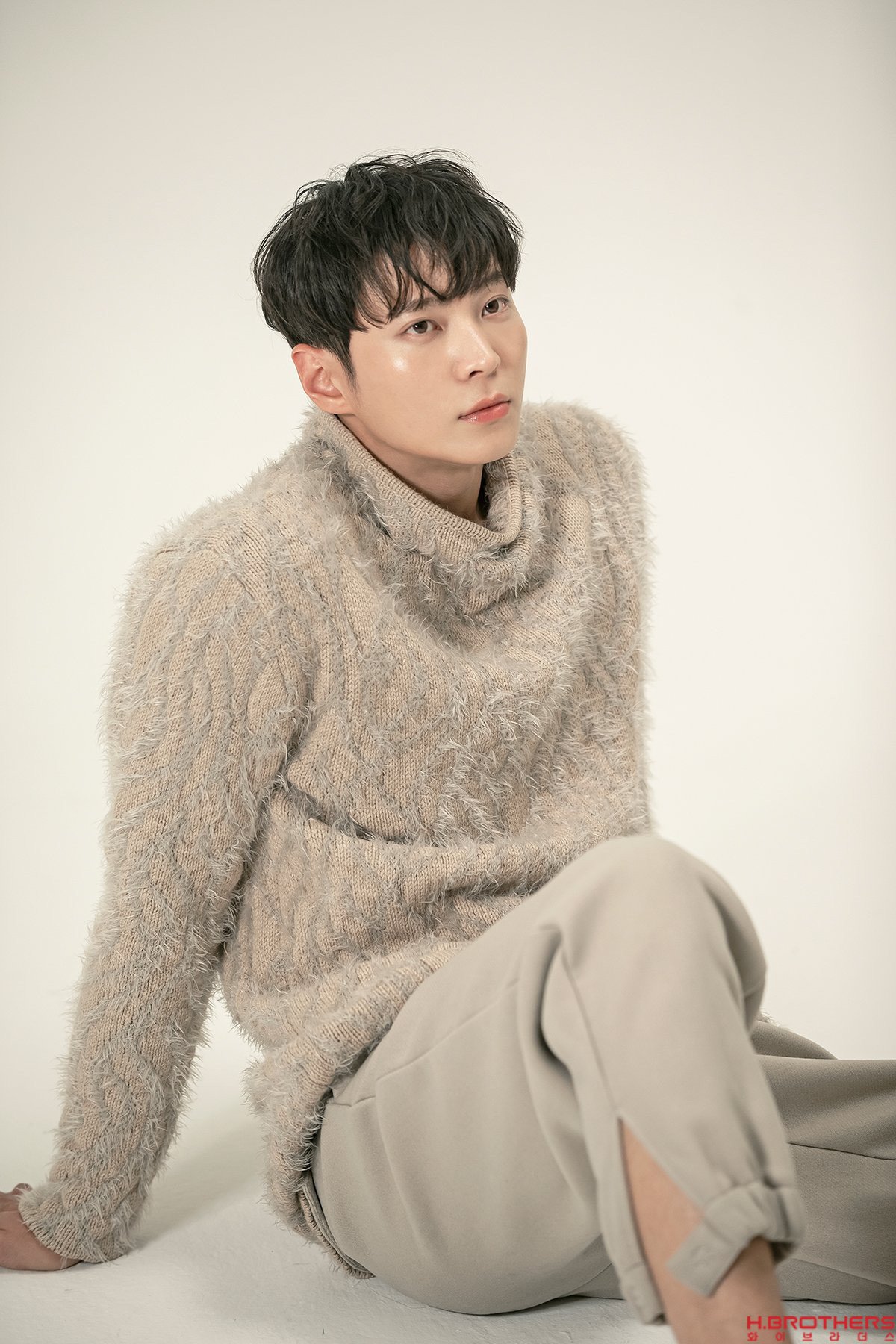 Joo Won, diễn viên Vua Bánh Mì, thể hiện sự chững chạc, nam tính và ánh mắt quyết liệt trong vai diễn.