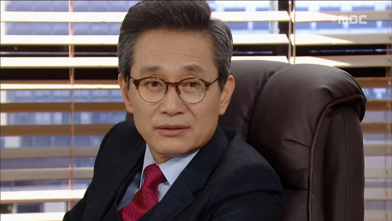 Jung Sung Mo, diễn viên Vua Bánh Mì, trông như vừa xuyên không từ năm 2010 về vì ngoại hình trẻ mãi không già.