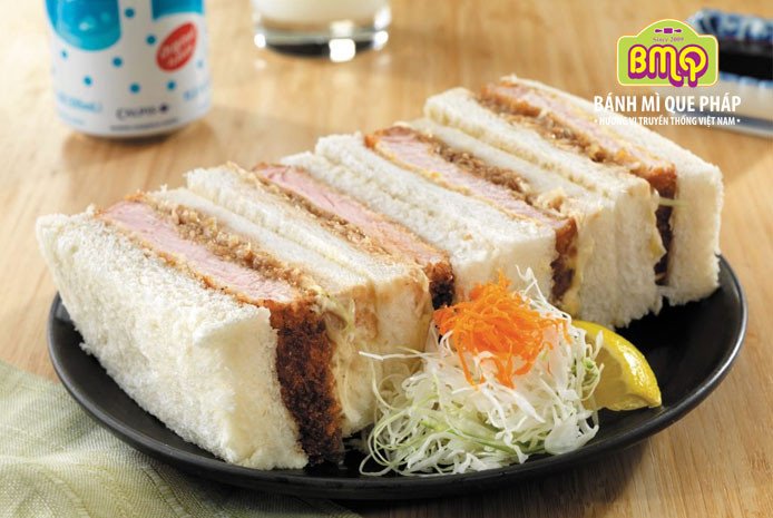 Katsu Sando Nhật Bản - bánh mì kẹp thịt cốt lết chiên xù đậm đà