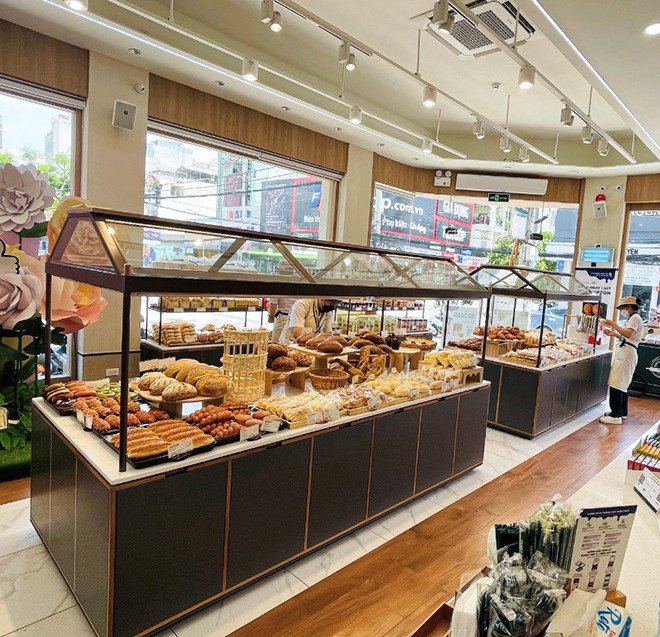 Kệ trưng bày đa dạng các loại bánh ngọt và bánh mì tươi tại Tous les Jours Quận 7