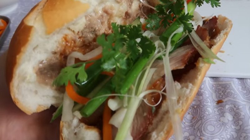 Kẹp ba tê cùng rau thơm và dưa leo