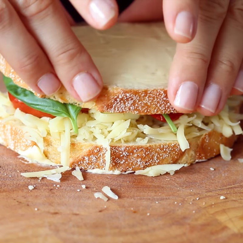 Kẹp bánh mì sandwich phô mai cà chua nướng