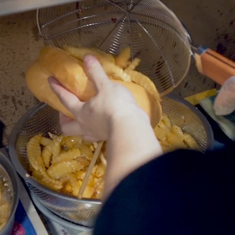 Kẹp khoai tây và nem chua vào bánh mì, hoàn thiện bánh mì nem khoai