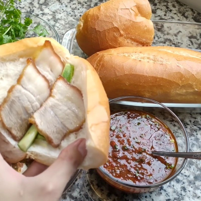 Kẹp nhân thịt khìa và rau sống vào ổ bánh mì giòn rụm