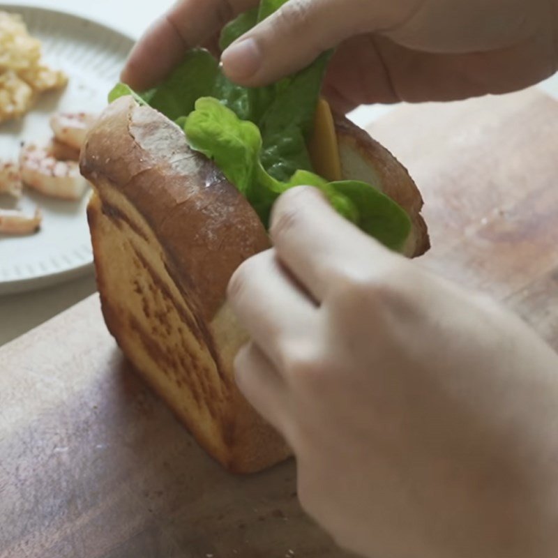 Kẹp nhân tôm, trứng, phô mai vào bánh mì sandwich tam giác