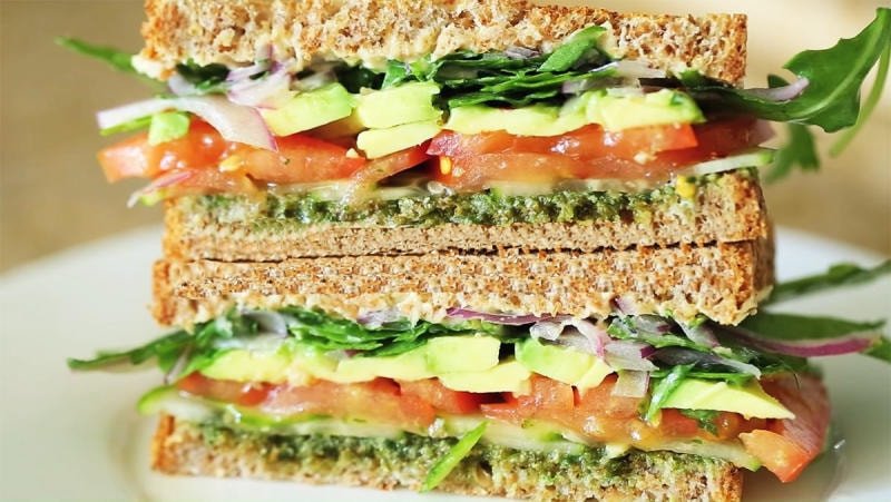 Kết hợp bánh mì sandwich với rau xanh để giảm cân