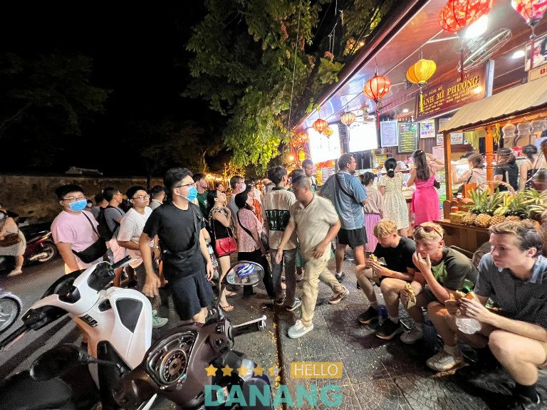 Khách đông đúc tại Bánh Mì Phượng